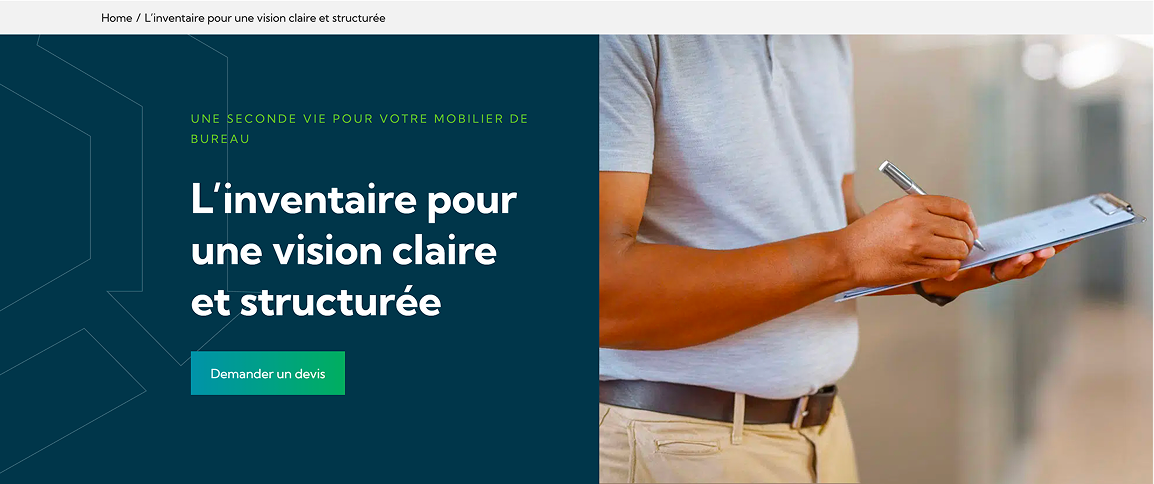 Un professionnel relève les informations d’inventaire sur une feuille de contrôle.